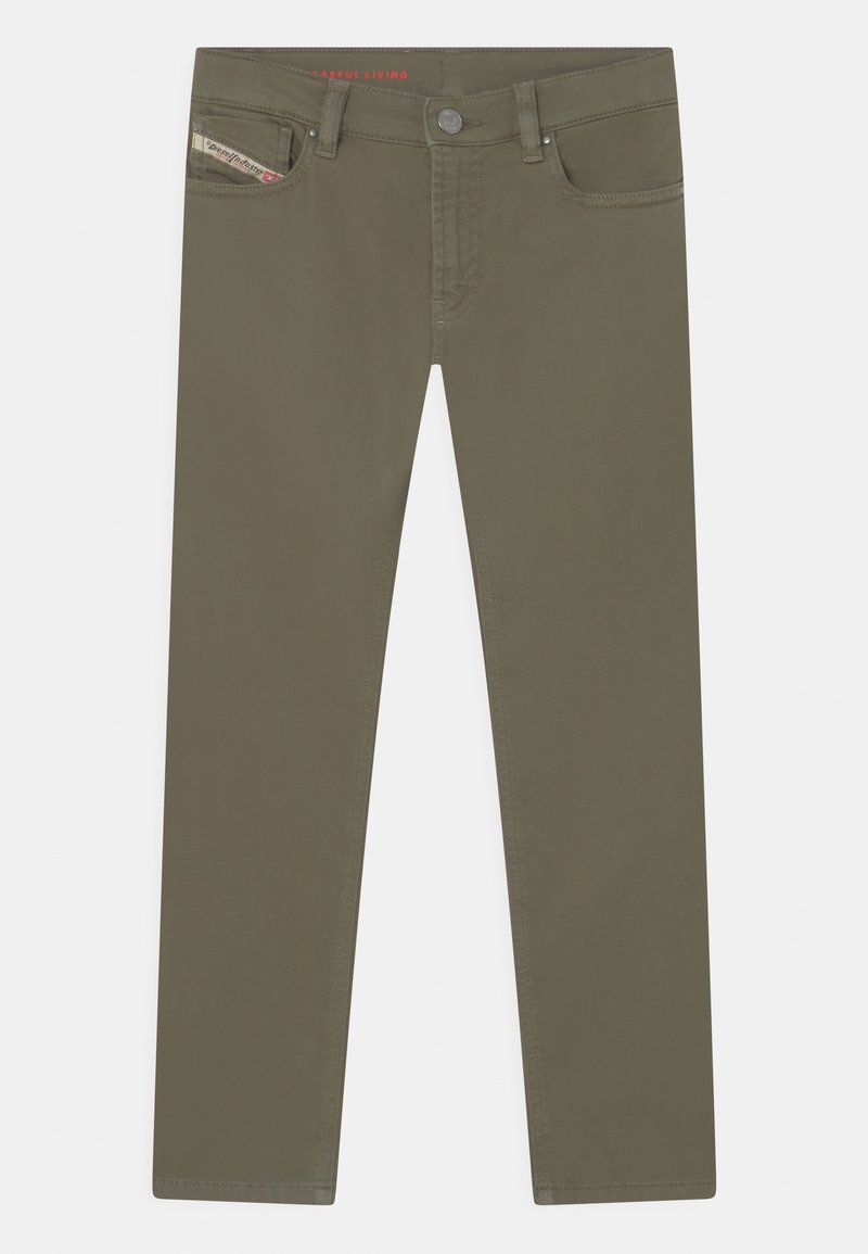 Pantalones verde olivo ajustados con cierre frontal de botón y cremallera, trabillas para el cinturón y bolsillos frontales, incluyendo un pequeño bolsillo para monedas con marca.