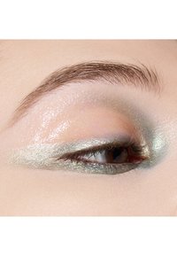 Augen Make-up in schimmernden Grün- und silbernen Tönen, mit einem subtilen Verlaufseffekt und weicher Textur, die das Augenlid und den Wimpernkranz betonen.