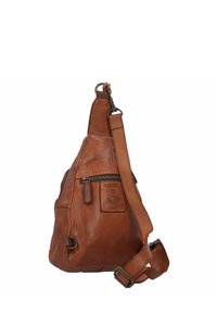 Borsa a tracolla in pelle marrone con una sola tracolla regolabile, una tasca davanti con zip e un'etichetta con logo. Texture liscia con forma leggermente arrotondata.