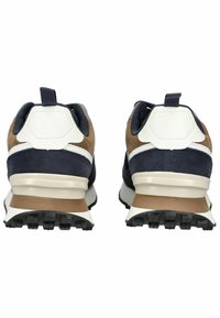 Tenisky s námořnickou semišovou a hnědou koženou svrškovou částí, bílými akcenty a strukturovanou černou gumovou podrážkou. Obsahují poutko na zadní straně.