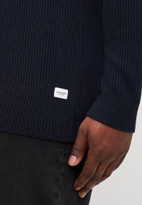 Jack & Jones JJPANNEL ROLL NECK - Pulóver - navy