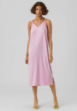 Robe sans manches rose avec un décolleté en V, détails en nœud sur les bretelles et fentes sur les côtés. Tombe en dessous du genou, fabriquée à partir d'un tissu doux et léger.