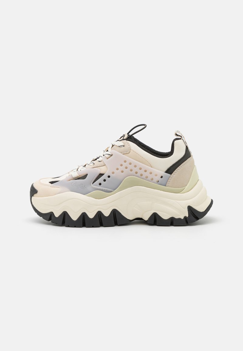 Pantofii sport ușori cu un design gradient în nuanțe de crem și gri. Au o talpă texturată, închidere cu șireturi și guler căptușit. Accente negre prezente.