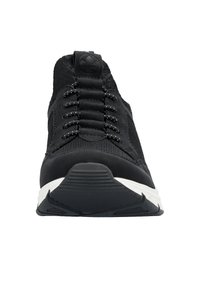 Schwarzer Sportschuh mit Obermaterial aus Mesh, gepolstertem Kragen, elastischen Schnürsenkeln, weißer Laufsohle und strukturierten Akzenten für Grip und Komfort.