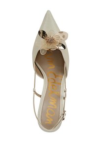 Décolleté beige a punta, con finitura in satin, caratterizzata da un fiore decorativo trasparente e dettagli metallici, abbellita con piccole perline.