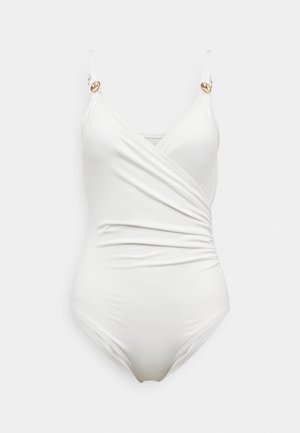 Maillot de bain une pièce blanc avec un design drapé, des bretelles ajustables et des accents en matériel doré. Dispose de côtés froncés et d'une texture lisse.