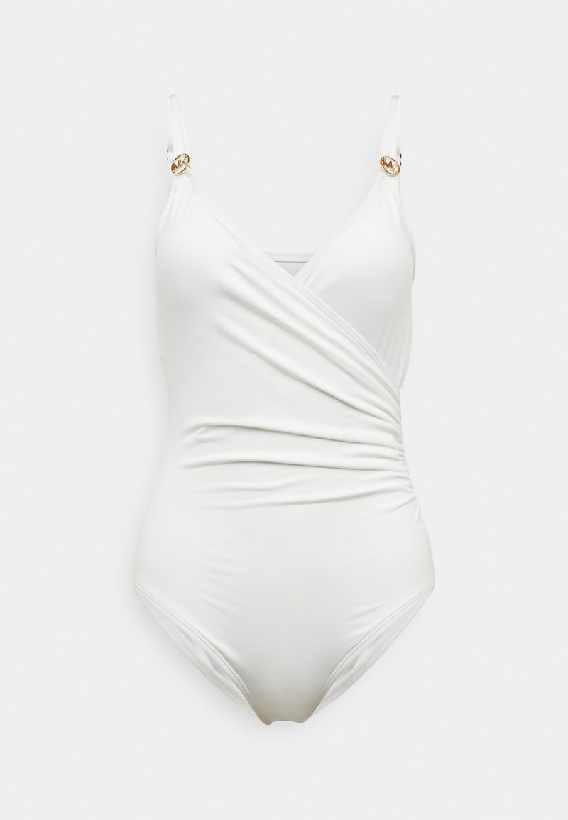 Maillot de bain une pièce blanc avec un design drapé, des bretelles ajustables et des accents en matériel doré. Dispose de côtés froncés et d'une texture lisse.