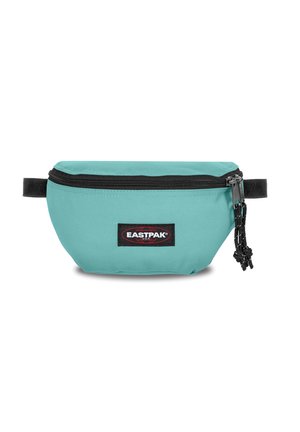 Sac banane en tissu teal avec une fermeture éclair noire, présentant un patch logo et une sangle ajustable. Forme légèrement arrondie avec un matériau texturé.