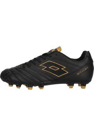 Sort fodboldstøvle med gyldne detaljer, snørebånd og knopper, med en stor logo på siden og ordet "STADIO" nær hælen.