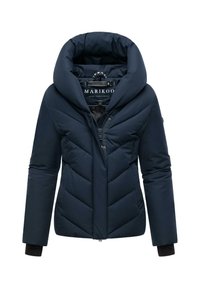 Temno modra puffer jakna z velikim kapuco, s chevron kviltano vzorcem, z zadrgo na sprednji strani in rebrastimi manšeti. Oznaka blagovne znamke na notranji etiketi.