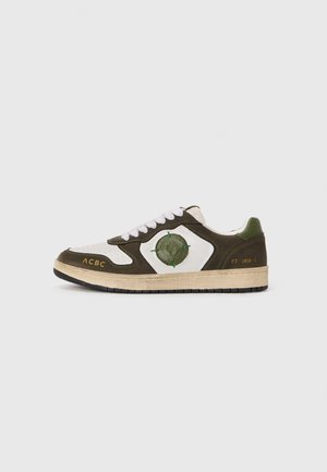 Trainers - white/green