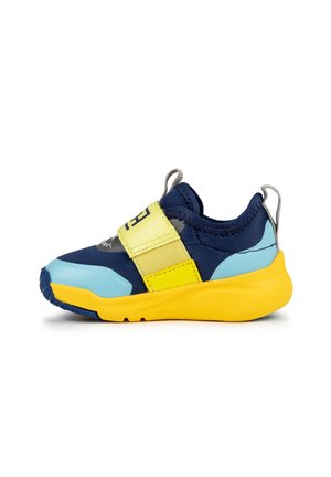 Zapatilla deportiva azul y amarilla con parte superior texturizada, correa elástica y suela de goma, que presenta una forma redondeada y detalles decorativos.
