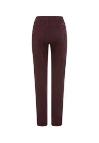 Bordeaux broek met een rekbare tailleband, rechte pijpen, twee achterzakken en subtiele stikdetails. Glad textiel.