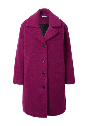Fleece-Mantel in lebhaftem Magenta mit eingeschlagener Kragen, schwarzen Knöpfen, seitlichen Taschen und einer weichen, strukturierten Oberfläche.