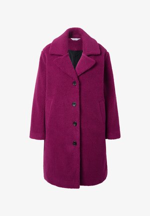 Manteau en polaire d'un magenta vibrant avec un col à revers, des boutons noirs, des poches latérales et une finition douce et texturée.