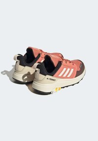 adidas Terrex TERREX TRAILMAKER RAIN.RDY HIKING - Zapatillas de senderismo - white coral gold coloured