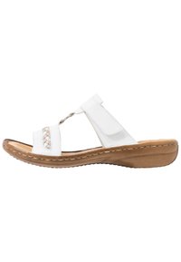 Sandale en cuir blanc avec un design tressé sur la bride avant, une semelle compensée basse, et une forme lisse et incurvée pour le confort.