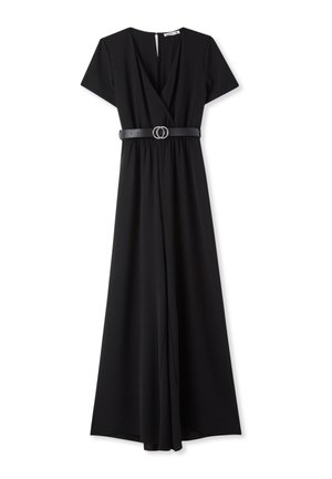 Czarna sukienka kopertowa z krótkim rękawem, dekoltem w serek, dopasowaną talią oraz czarnym paskiem z podwójną srebrną sprzączką.