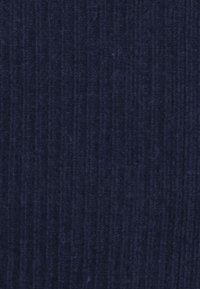 Marinblå ribbad tyg med vertikal textur som visar ett enhetligt mönster genom hela ytan, mjuk och något luddig.