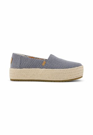 Slip-on shoe with gray dotted fabric upper and thick braided beige platform sole, side view on white background.