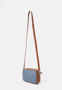 Brun faux lær crossbody-veske med en blå mønstret stoffframside. Har en glidelås lukking og justerbar stropp. Rektangulær form.