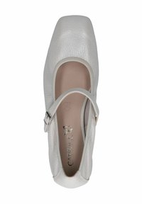 Zapato de ballet de cuero blanco con punta cuadrada, tira en el tobillo y parte superior texturizada. El interior cuenta con un forro de color claro y un detalle de marca.