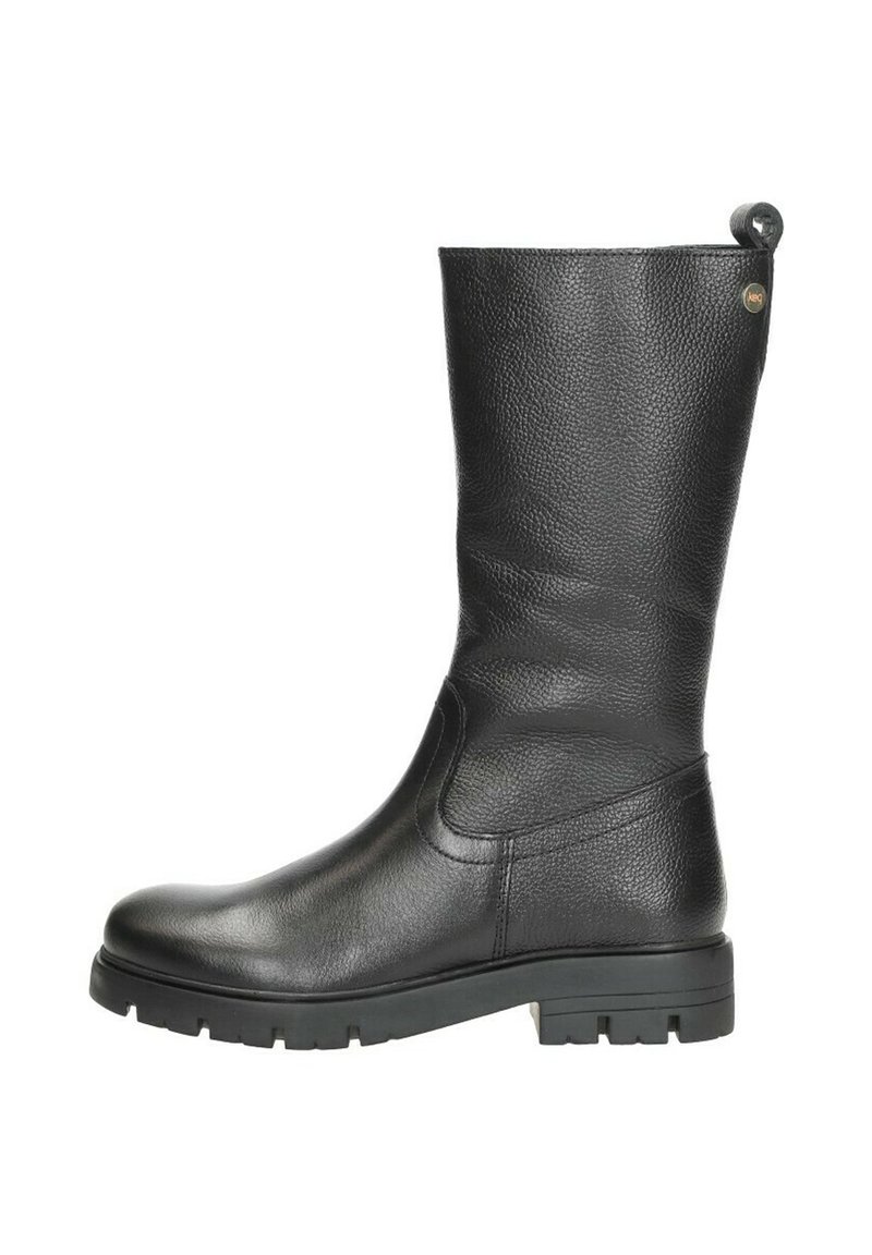 Zwarte laars van leer tot halverwege de kuit met een gestructureerde afwerking, dikke rubberen zool, lage hak en een trekband achteraan.