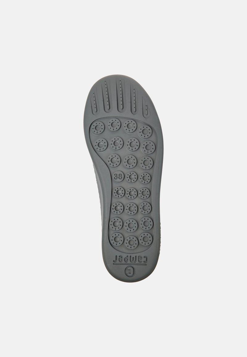 Grijze rubberen schoenenzool met afgeronde pennen en afwateringsgaten. Voorzien van een maatmarkering "38" en het geëmbosserde merk "Camper."