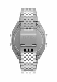 Reloj de pulsera de metal plateado con una cara octagonal, banda articulada y marca visible. Presenta una superficie pulida y un diseño resistente a los arañazos.
