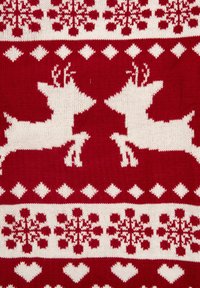 Tessuto lavorato a maglia con uno sfondo rosso decorato con renne bianche, fiocchi di neve e motivi a diamante, creando un design festivo.