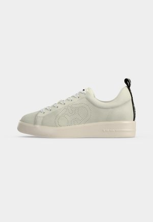 Λευκό sneaker χαμηλού ύψους με σχέδιο με κορδόνια, διάτρητο λογότυπο στο πλάι, παχιά σόλα και μαύρη θηλιά στη φτέρνα.