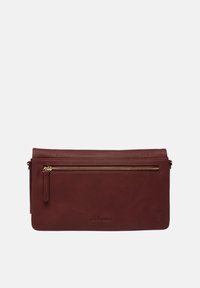 Bordeaux leren tas met gouden hardware, voorzien van een bovenrits en een voorvak. Gladde textuur, rechthoekige vorm, subtiele branding.