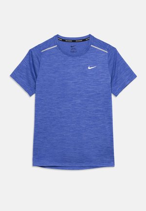 Μπλε κοντομάνικη μπλούζα τρεξίματος Nike με στρογγυλή λαιμόκοψη και αντανακλαστικές ρίγες κοντά στους ώμους, απλωμένη σε επίπεδη λευκή επιφάνεια.