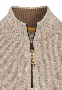 Beige ritsvest met een gevarieerd breipatroon, voorzien van een bruine geribbelde kraag, een rits met zwarte en gele koord, en een half-rits ontwerp.