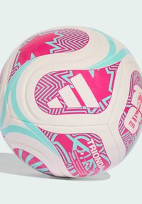Bijela nogometna lopta s ružičastim i tirkiznim geometrijskim uzorcima, koja sadrži logotipe 'Adidas' i 'FIFA', te teksturiranu površinu za bolji grip.