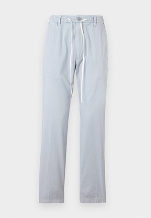 Lyseblå, uformelle bukser med hvit snor, knappelukking og beltehemper, vist mot en ensfarget hvit bakgrunn.