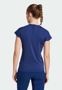 T-shirt de sport bleu marine à manches courtes, en tissu lisse, au design ajusté, avec un col rond et des détails de couture subtils.