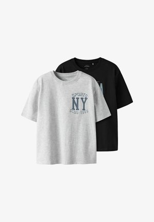 Du trumai marškiniai: vieni pilki su grafika „SPORTS NY CLUB 1986“, kiti juodi su suderinta spausdinta. Abu trumpomis rankovėmis, iš medvilnės.