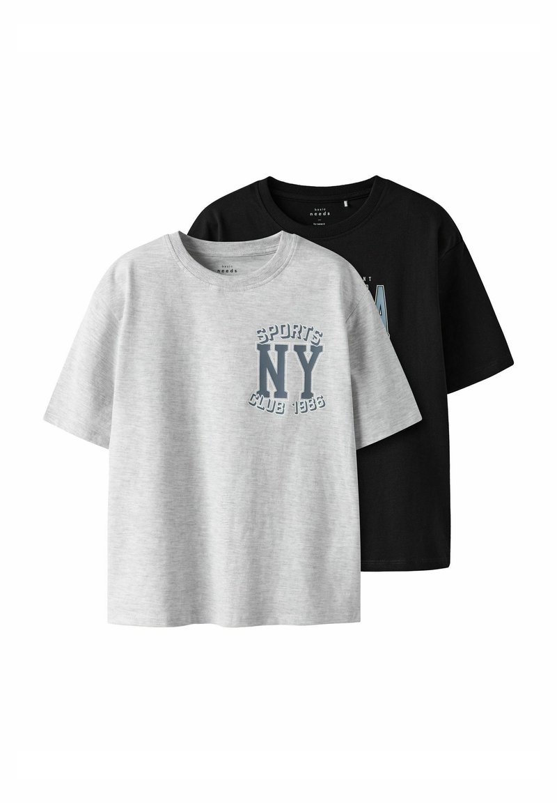 Dvé tričká: jedno šedé s grafikou "SPORTS NY CLUB 1986", druhé čierne so zladenou potlačou. Obidve majú krátke rukávy a sú vyrobené z bavlny.