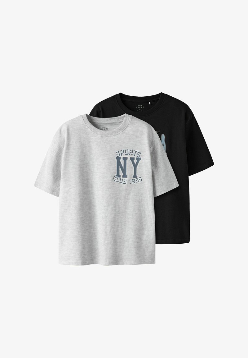 To t-skjorter: den ene grå med "SPORTS NY CLUB 1986" grafikk, den andre svart med en koordinert trykk. Begge er kortermede og laget av bomull.