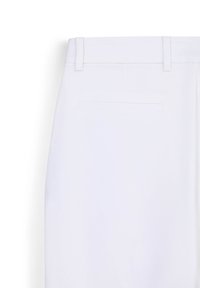 Weiße Hose mit glatter Textur, ausgestattet mit flacher Vorderseite, Gürtelschlaufen und einer einzigen Gesäßtasche mit feiner Nahtdetail.