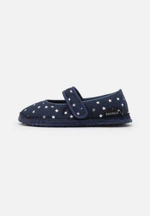 Pantofole blu navy con motivo a stelle, tomaia in tessuto, cinturino regolabile in Velcro, suola morbida e testurizzata, e etichetta del marchio ricamata sul lato.