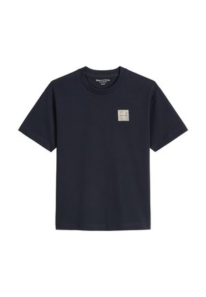 T-shirt blu navy a maniche corte con scollo rotondo e piccolo patch logo quadrato bianco sul petto sinistro.