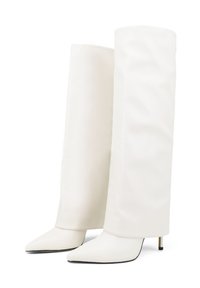 Stivali alti in pelle bianca con punta affusolata e un fusto alto e strutturato. Presentano una texture liscia e affusolata e un tacco sottile a stiletto.