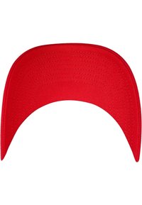 Piros baseball sapka ívelt vízszinttel, textúrált anyaggal, látható varrásokkal és sima belső résszel, logo vagy minta nélkül.