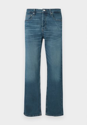 Jeans din denim de culoare albastru deschis, cu croială dreaptă, având un design tradițional cu cinci buzunare și închidere cu nasture metalic, textură netedă.