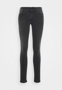 Jeans negros y ajustados hechos de denim con una textura suave. Presentan cinco bolsillos, un cierre frontal con botón y sutiles adornos de costura.