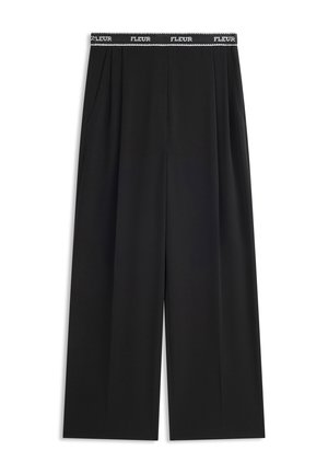 Pantalon noir à jambes larges avec une texture douce et lisse. Il présente une ceinture contrastante étiquetée "FLEUR" et deux poches latérales.
