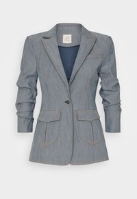 Blazer in denim, blu chiaro, taglio sartoriale, con rever a punta, due tasche a toppa e dettagli arricciati sulle maniche. Cuciture a contrasto visibili.