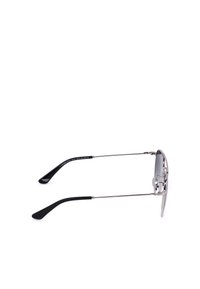 Lunettes de soleil à monture en métal avec des branches fines argentées et des embouts en plastique noir vues de côté sur fond blanc.